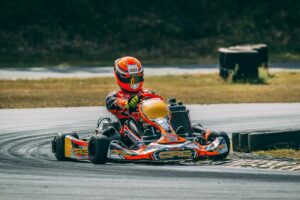 une personne conduisant un kart sur une piste de course