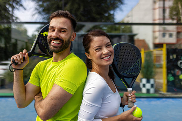 Quels facteurs peuvent allonger les délais lorsqu’on souhaite faire construire un terrain de tennis ?