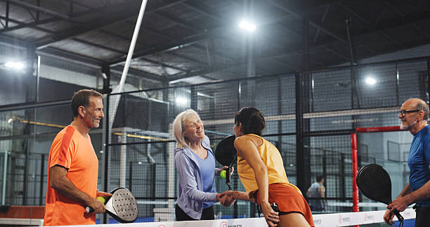 Quels équipements sont indispensables lors d’un aménagement terrain de tennis moderne ?