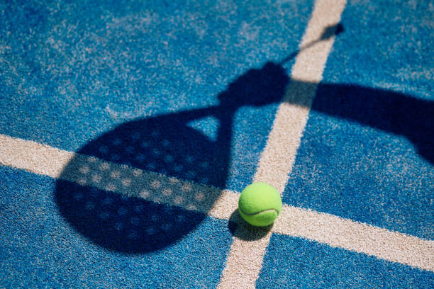 Comment entretenir un aménagement terrain de tennis afin de préserver ses performances dans le temps ?